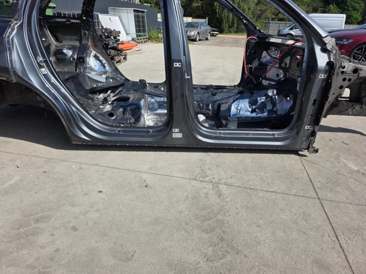 ĆWIARTKA PRÓG PRAWY STRONA PASAŻERA AUDI Q7 4M ORYGINAŁ !!!