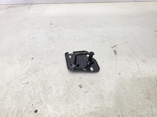 ZAMEK MASKI PRAWY RYGIEL AUDI Q4 E-TRON 81A823186A