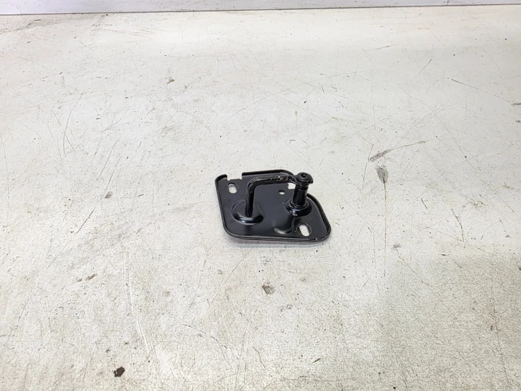 ZAMEK MASKI PRAWY RYGIEL AUDI Q4 E-TRON 81A823186A