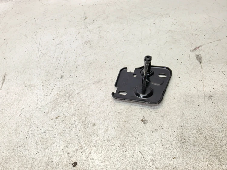 ZAMEK MASKI PRAWY RYGIEL AUDI Q4 E-TRON 81A823186A