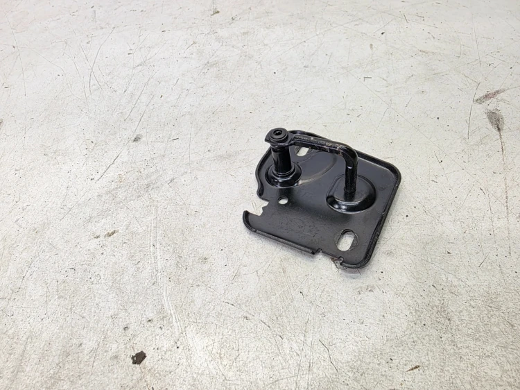 ZAMEK MASKI PRAWY RYGIEL AUDI Q4 E-TRON 81A823186A