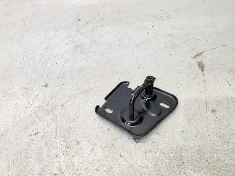 ZAMEK MASKI PRAWY RYGIEL AUDI Q4 E-TRON 81A823186A