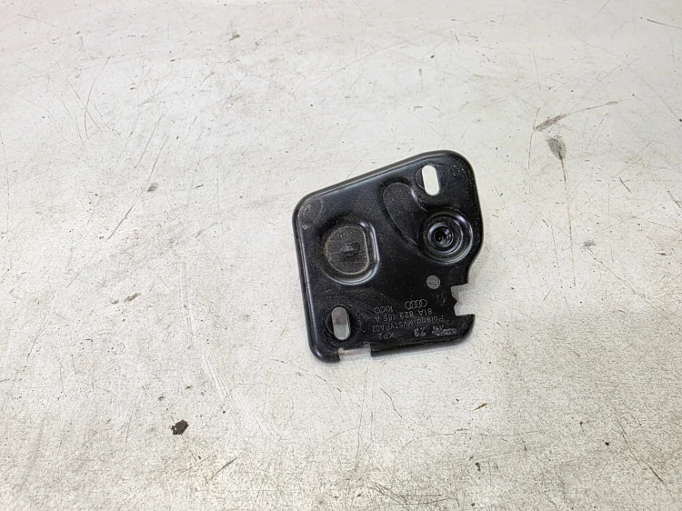 ZAMEK MASKI PRAWY RYGIEL AUDI Q4 E-TRON 81A823186A
