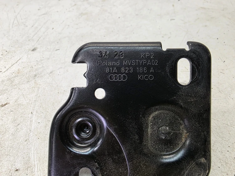 ZAMEK MASKI PRAWY RYGIEL AUDI Q4 E-TRON 81A823186A