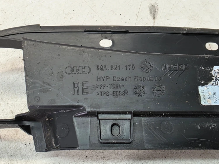 NAKŁADKA OSŁONA ZAWIASU MASKI PRAWA AUDI Q4 E-TRON 89A821170