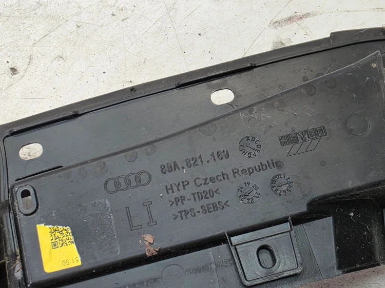 NAKŁADKA OSŁONA ZAWIASU MASKI LEWA AUDI Q4 E-TRON 89A821169