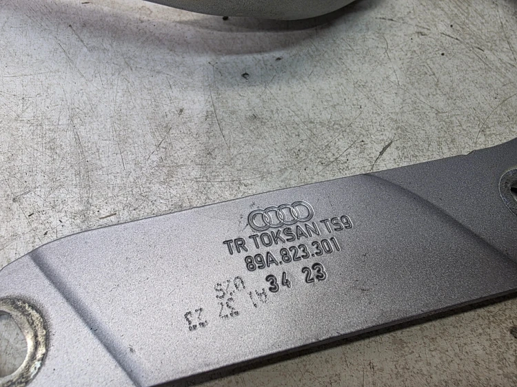 ZAWIAS MASKI LEWY AUDI Q4 E-TRON 89A823301 LZ7G
