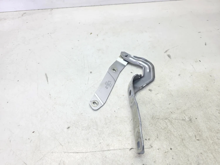 ZAWIAS MASKI PRAWY AUDI Q4 E-TRON 89A823302 LZ7G