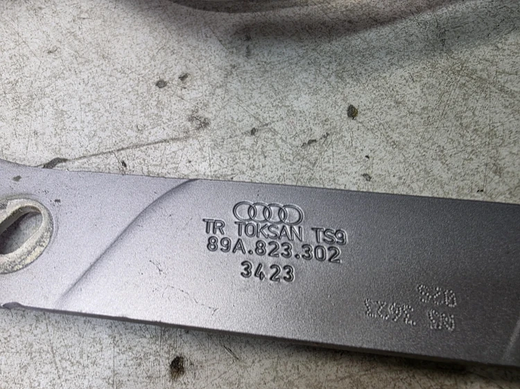 ZAWIAS MASKI PRAWY AUDI Q4 E-TRON 89A823302 LZ7G