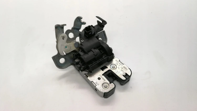 ZAMEK KLAPY TYŁ AUDI A3 A4 B8 A5 A6 A8 8K9827505A