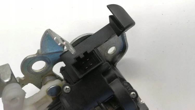 ZAMEK KLAPY TYŁ AUDI A3 A4 B8 A5 A6 A8 8K9827505A