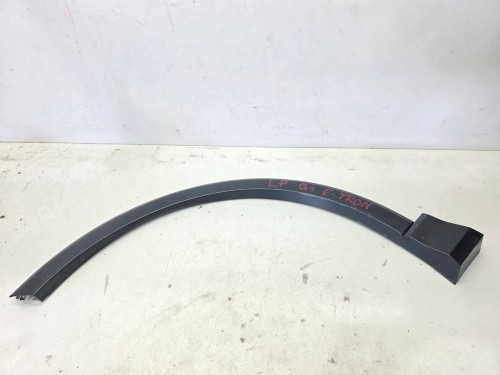 LISTWA Z BŁOTNIKA NAKŁADKA LEWY PRZÓD AUDI Q4 E-TRON 89A853717C