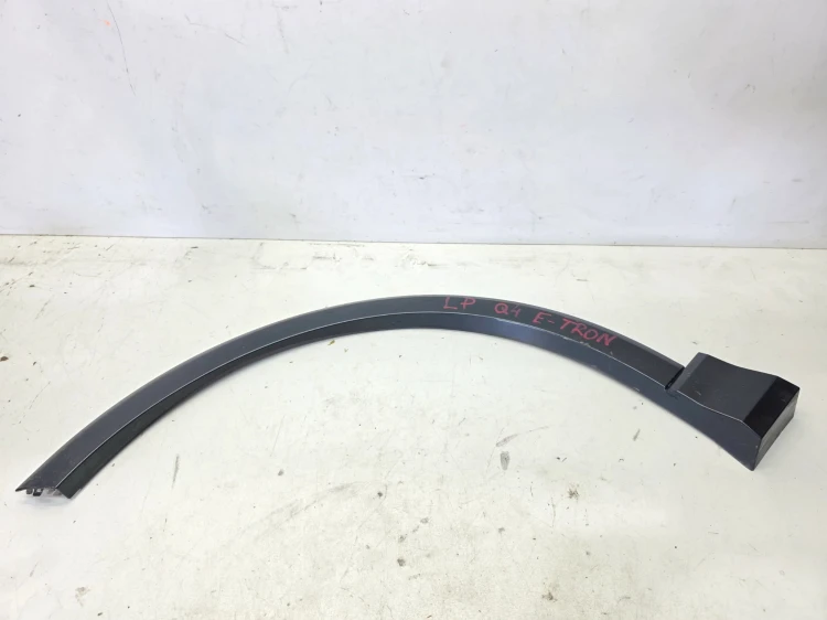 LISTWA Z BŁOTNIKA NAKŁADKA LEWY PRZÓD AUDI Q4 E-TRON 89A853717C