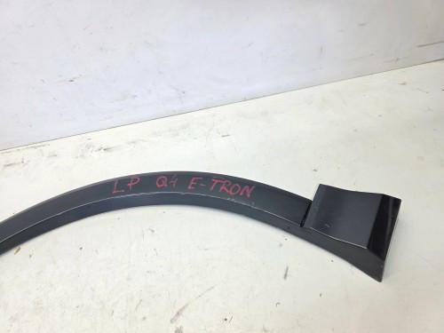 LISTWA Z BŁOTNIKA NAKŁADKA LEWY PRZÓD AUDI Q4 E-TRON 89A853717C