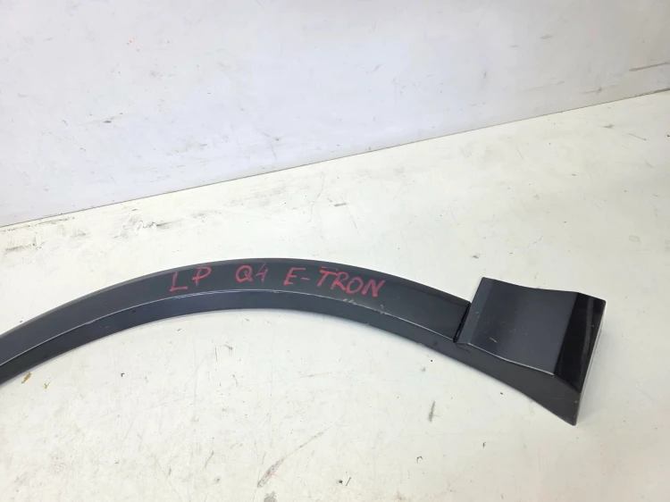 LISTWA Z BŁOTNIKA NAKŁADKA LEWY PRZÓD AUDI Q4 E-TRON 89A853717C