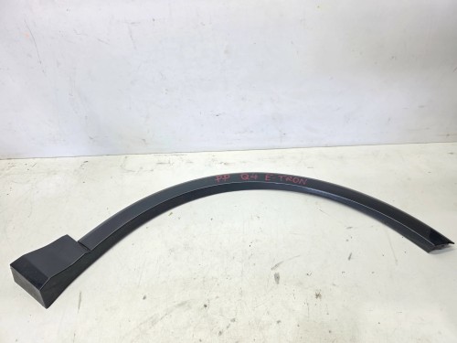 LISTWA Z BŁOTNIKA NAKŁADKA PRAWY PRZÓD AUDI Q4 E-TRON 89A853718C