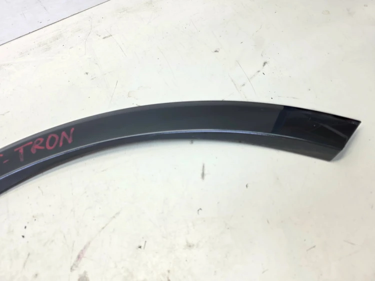 LISTWA Z BŁOTNIKA NAKŁADKA PRAWY PRZÓD AUDI Q4 E-TRON 89A853718C