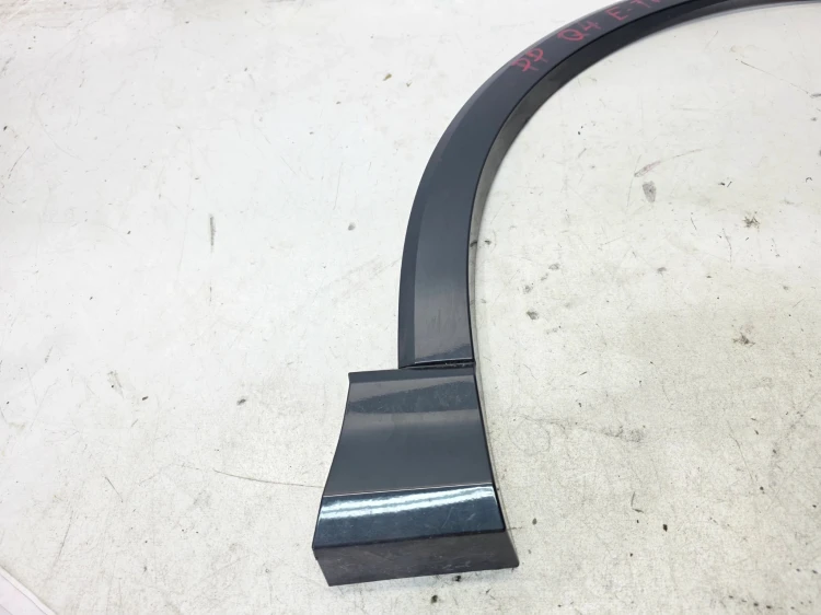 LISTWA Z BŁOTNIKA NAKŁADKA PRAWY PRZÓD AUDI Q4 E-TRON 89A853718C