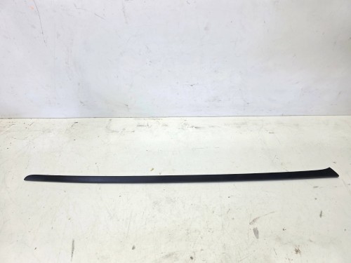 LISTWA ZGARNIAJĄCA SZYBY CZOŁOWEJ LEWA AUDI Q4 E-TRON 89A854327B