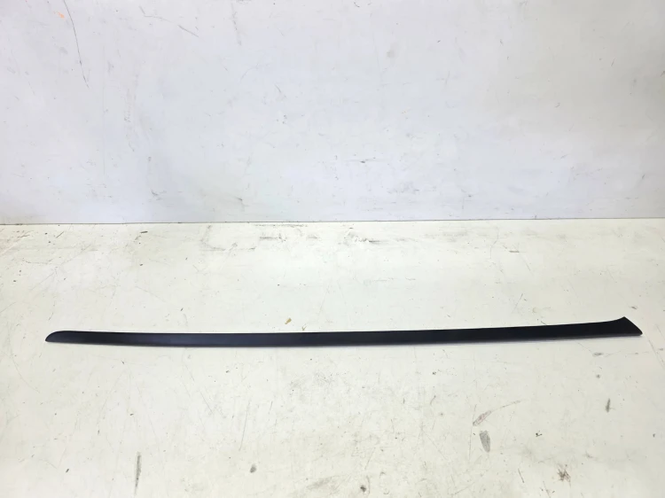 LISTWA ZGARNIAJĄCA SZYBY CZOŁOWEJ LEWA AUDI Q4 E-TRON 89A854327B