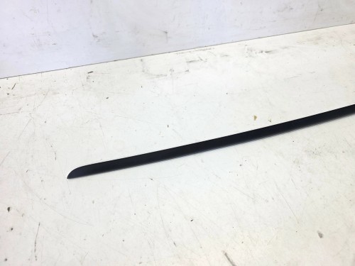 LISTWA ZGARNIAJĄCA SZYBY CZOŁOWEJ LEWA AUDI Q4 E-TRON 89A854327B