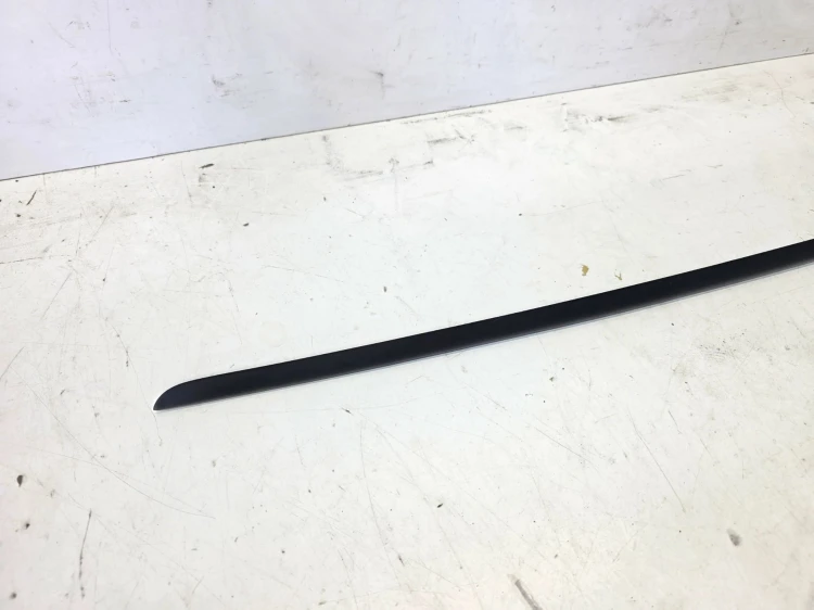 LISTWA ZGARNIAJĄCA SZYBY CZOŁOWEJ LEWA AUDI Q4 E-TRON 89A854327B