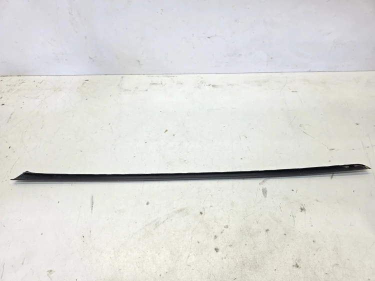 LISTWA ZGARNIAJĄCA SZYBY CZOŁOWEJ LEWA AUDI Q4 E-TRON 89A854327B