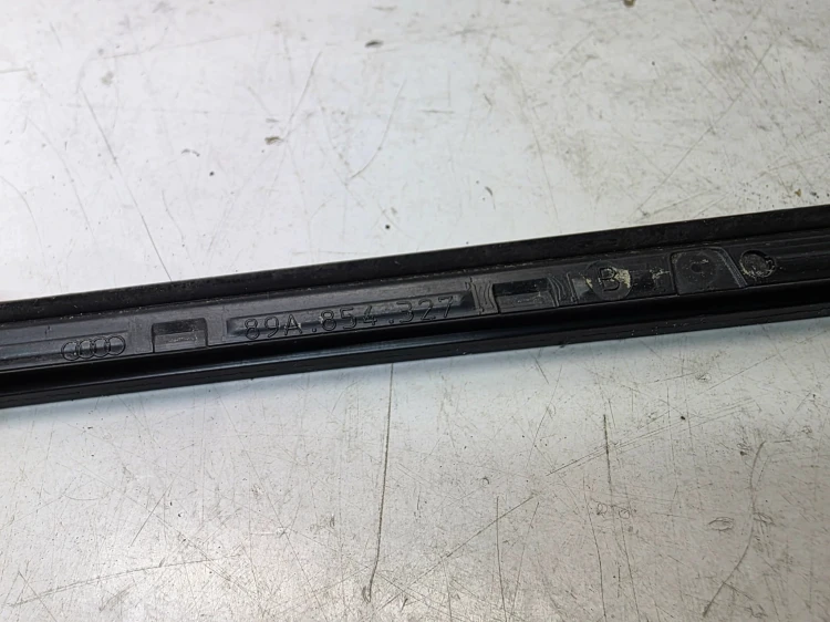 LISTWA ZGARNIAJĄCA SZYBY CZOŁOWEJ LEWA AUDI Q4 E-TRON 89A854327B