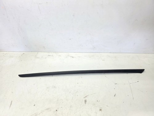 LISTWA ZGARNIAJĄCA SZYBY CZOŁOWEJ PRAWA AUDI Q4 E-TRON 89A854328B