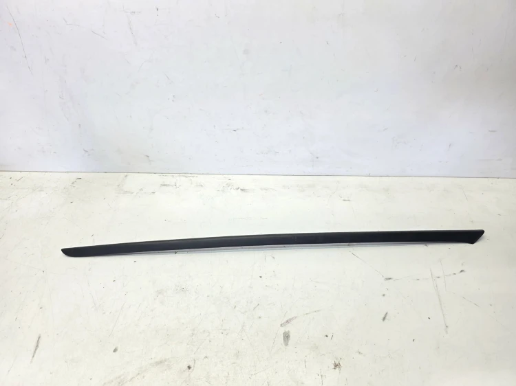LISTWA ZGARNIAJĄCA SZYBY CZOŁOWEJ PRAWA AUDI Q4 E-TRON 89A854328B