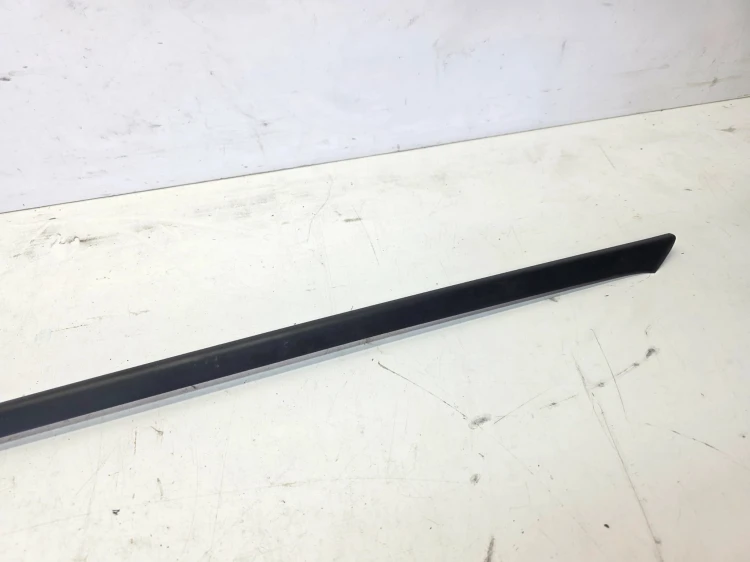 LISTWA ZGARNIAJĄCA SZYBY CZOŁOWEJ PRAWA AUDI Q4 E-TRON 89A854328B