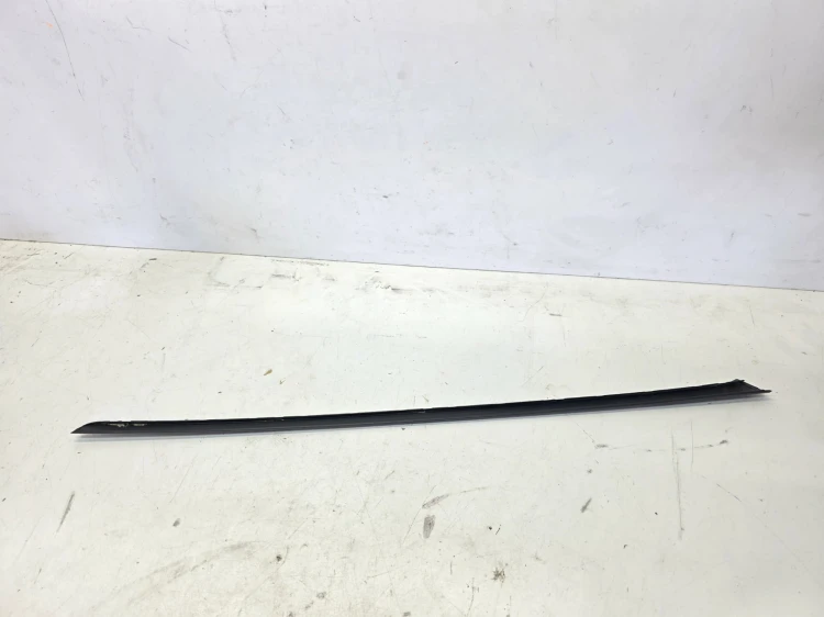 LISTWA ZGARNIAJĄCA SZYBY CZOŁOWEJ PRAWA AUDI Q4 E-TRON 89A854328B