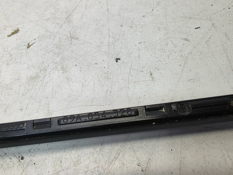 LISTWA ZGARNIAJĄCA SZYBY CZOŁOWEJ PRAWA AUDI Q4 E-TRON 89A854328B