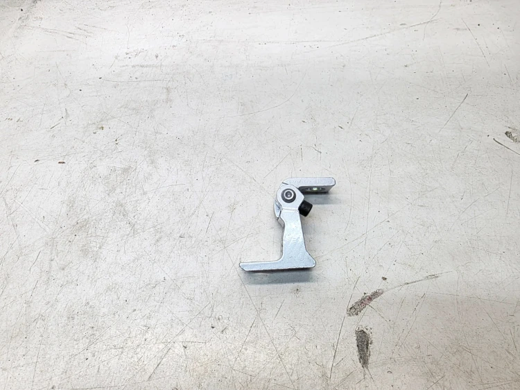 ZAWIAS DRZWI PRAWY AUDI A1 8X Q3 8U A3 8V Q4 E-TRON 8X0831404F