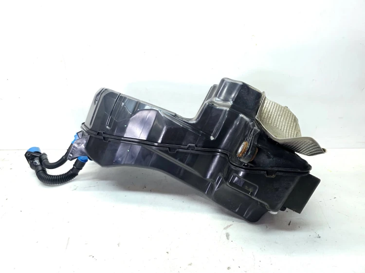 ZBIORNIK POMPA PŁYNU ŚRODKA REDUKUJĄCEGO AUDI Q7 4M 4M0131878BF