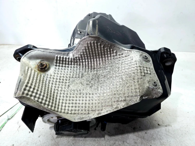 ZBIORNIK POMPA PŁYNU ŚRODKA REDUKUJĄCEGO AUDI Q7 4M 4M0131878BF