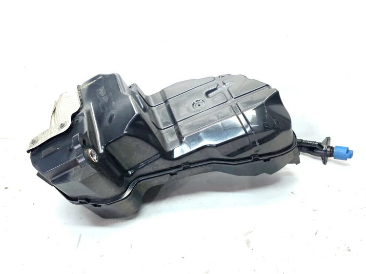 ZBIORNIK POMPA PŁYNU ŚRODKA REDUKUJĄCEGO AUDI Q7 4M 4M0131878BF