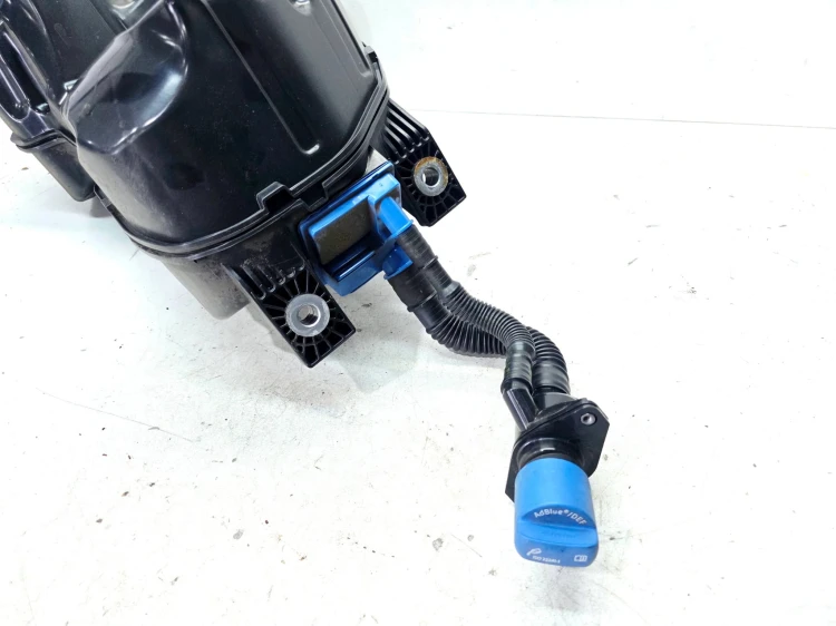 ZBIORNIK POMPA PŁYNU ŚRODKA REDUKUJĄCEGO AUDI Q7 4M 4M0131878BF