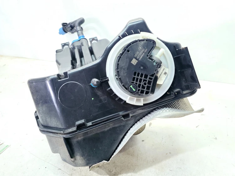 ZBIORNIK POMPA PŁYNU ŚRODKA REDUKUJĄCEGO AUDI Q7 4M 4M0131878BF