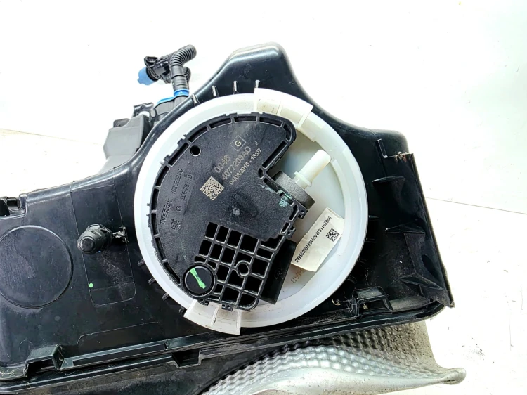ZBIORNIK POMPA PŁYNU ŚRODKA REDUKUJĄCEGO AUDI Q7 4M 4M0131878BF
