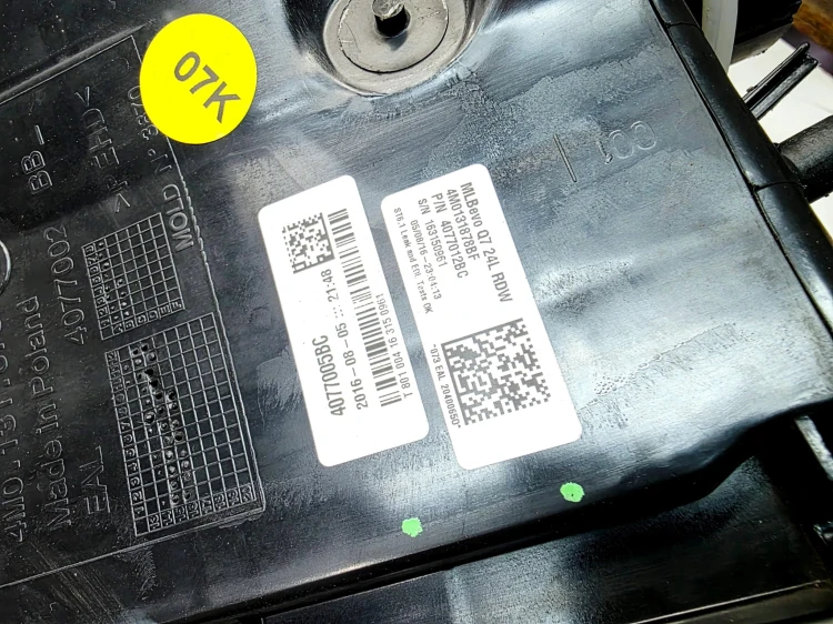 ZBIORNIK POMPA PŁYNU ŚRODKA REDUKUJĄCEGO AUDI Q7 4M 4M0131878BF