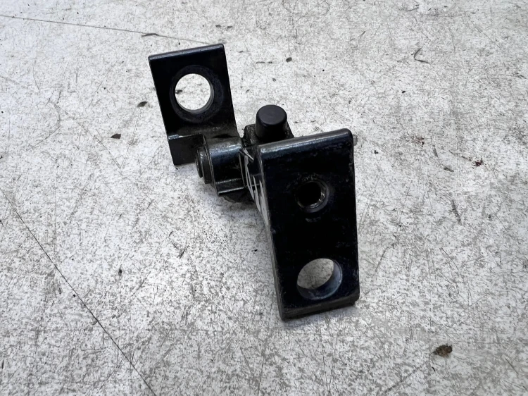 ZAWIAS DRZWI PRAWY DOLNY AUDI Q7 4M 8S0833404A