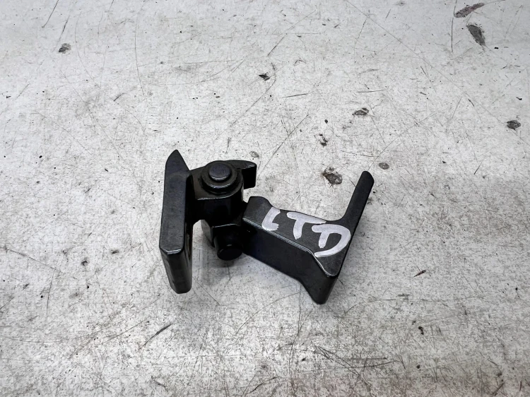 ZAWIAS DRZWI LEWY DOLNY AUDI Q7 4M 8S0833403A