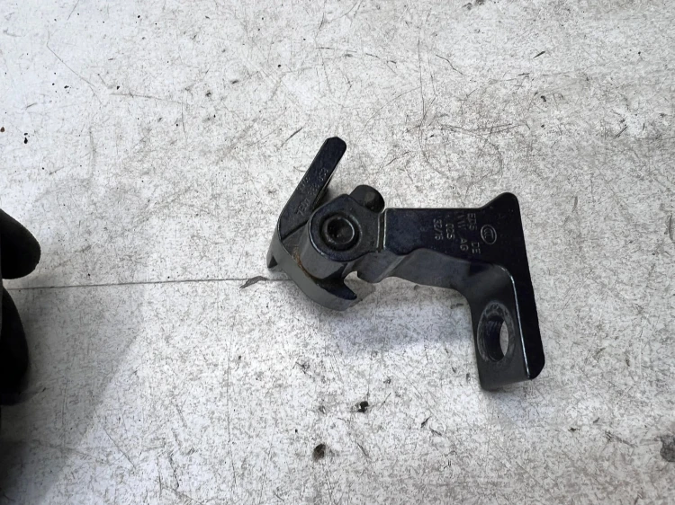 ZAWIAS DRZWI LEWY DOLNY AUDI Q7 4M 8S0833403A