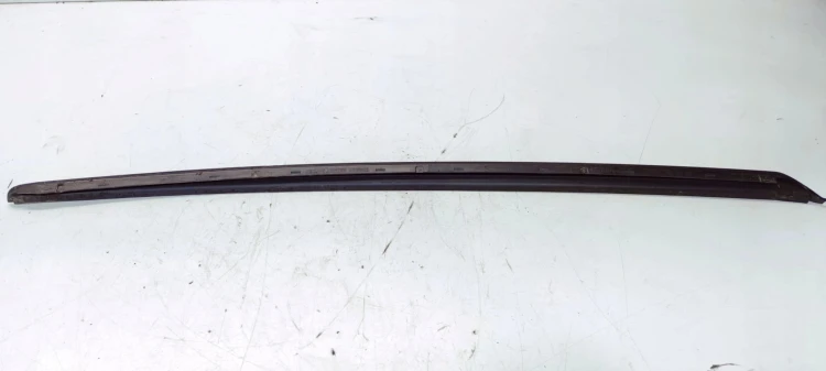 LISTWA ZBIERAJĄCA SZYBY CZOŁOWEJ PRAWA AUDI A4 B9 8W0854328C