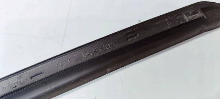 LISTWA ZBIERAJĄCA SZYBY CZOŁOWEJ PRAWA AUDI A4 B9 8W0854328C