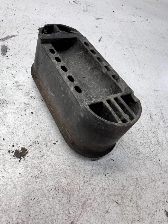 UCHWYT PODNOŚNIKA LEWARKA AUDI Q7 4M 4M0802847A