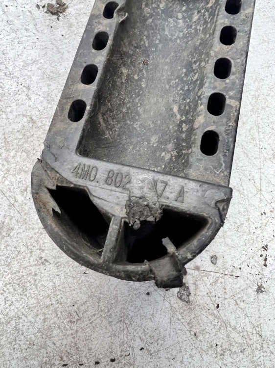 UCHWYT PODNOŚNIKA LEWARKA AUDI Q7 4M 4M0802847A