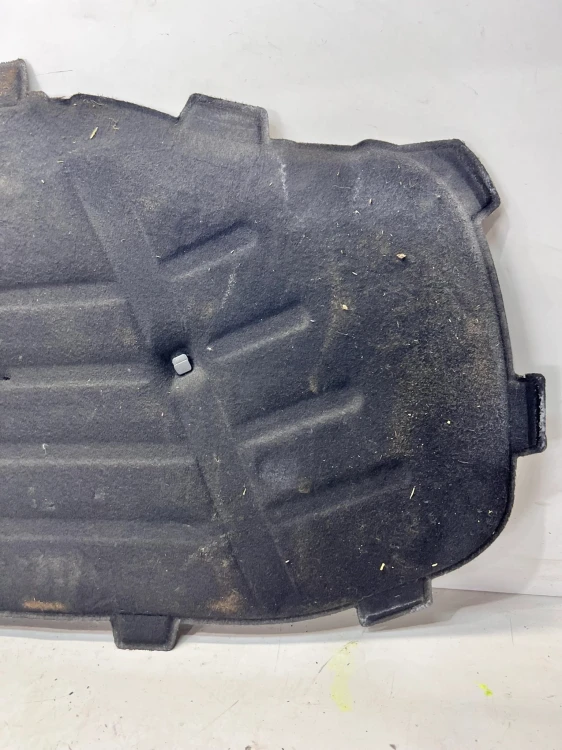 WYGŁUSZENIE MASKI AUDI A3 8V 8V0863825
