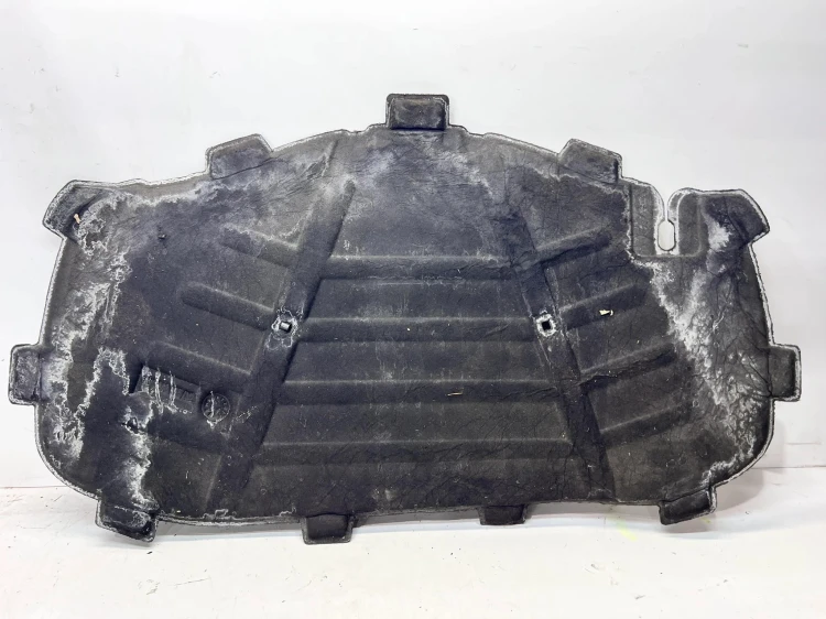 WYGŁUSZENIE MASKI AUDI A3 8V 8V0863825